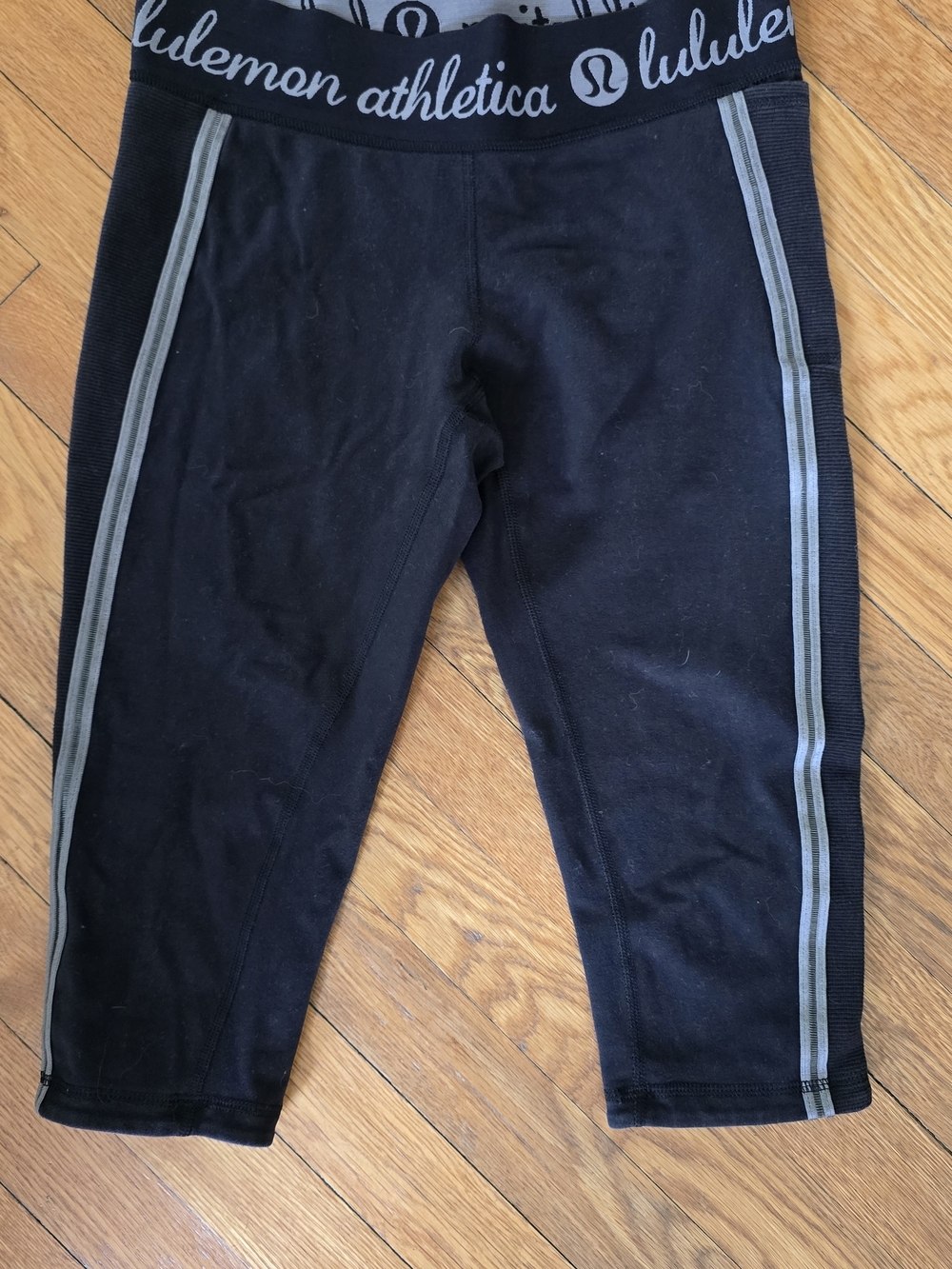 Lululemon Inner Essence Crop Pant Leggings in black with gray stripe, SZ 4